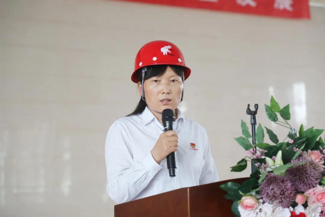 Deputy General Manager Li Xiaoning read out the Notice of Summer Heat Prevention Work