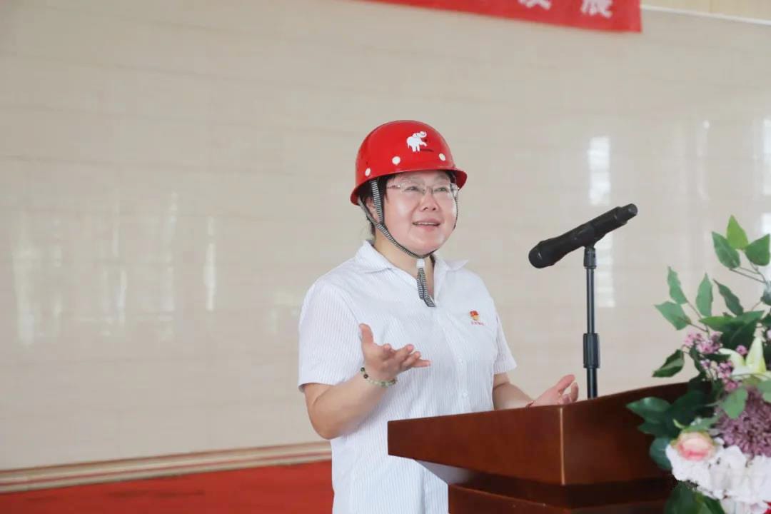 Xue Fengyan Minister of Safety and Environment Department presided over the ceremony
