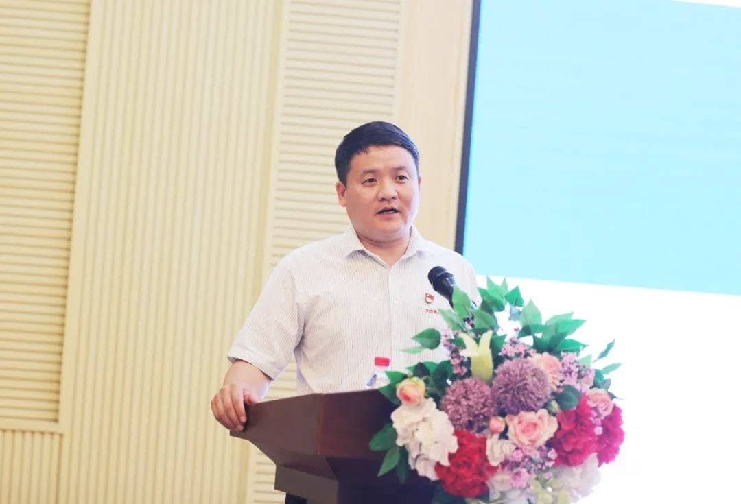 Liu Zijun general manager of Dafang Heavy Machinery made a work summary report
