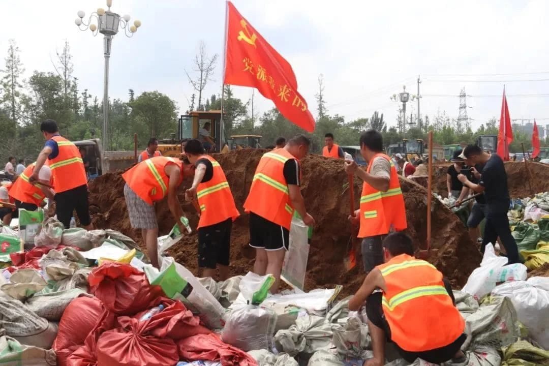Dafang people voluntarily rushed to the disaster area to participate in flood fighting