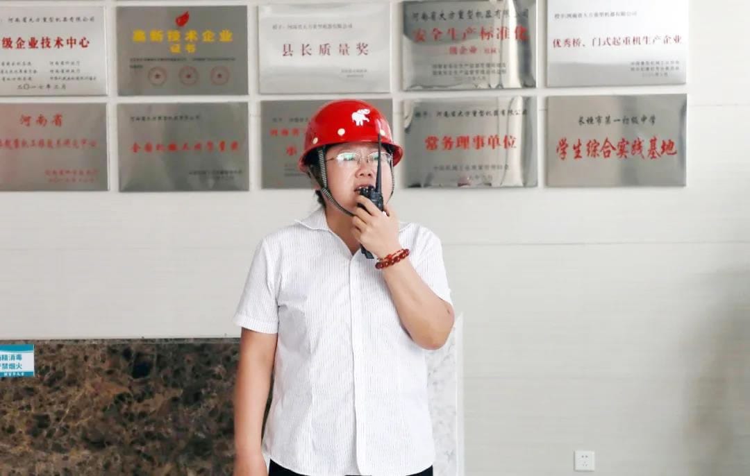 On site commander Xue Fengyan organized an emergency team action