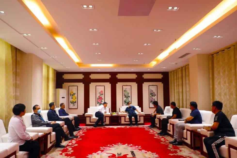 Deng Guoyong and his party have a discussion in the VIP room