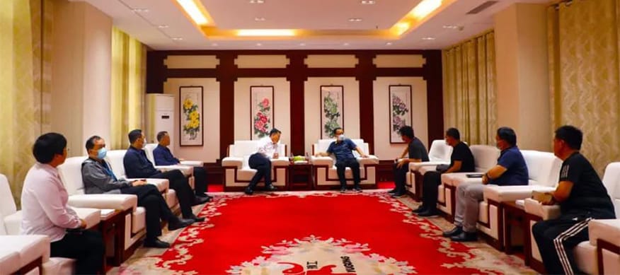 Deng Guoyong and his party have a discussion in the VIP room1