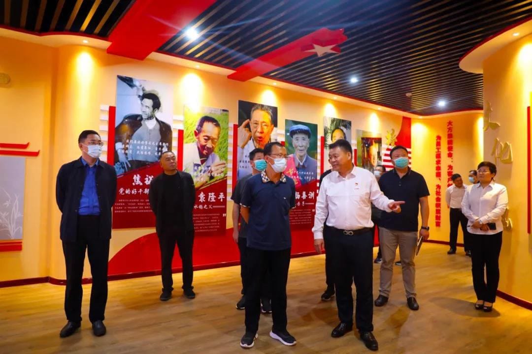 Deng Guoyong and his team investigated in the party building exhibition hall