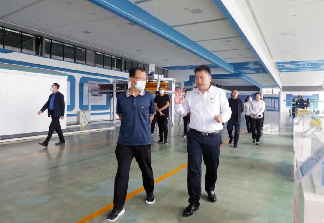 Deng Guoyong and his team investigated in the science and technology exhibition hall1