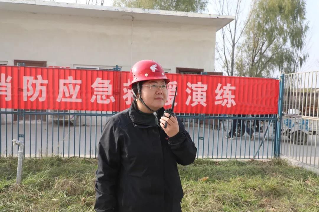 Xue Fengyan commanded the emergency teams actions